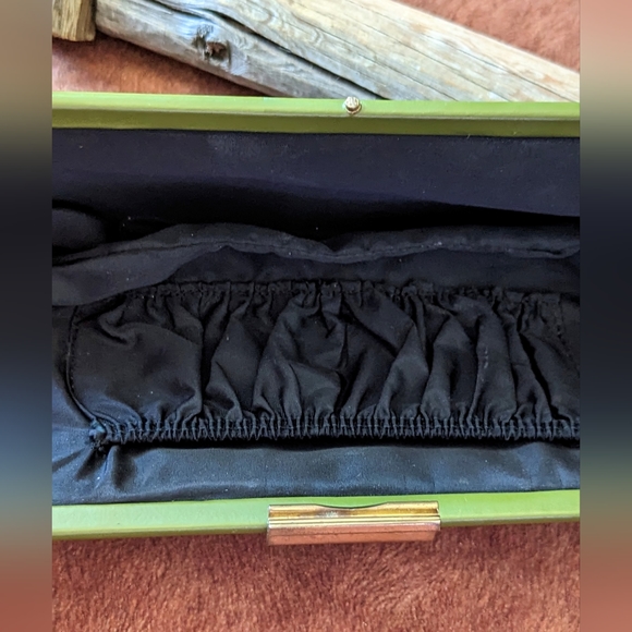 1960's Vintage Green Leather Clutch With Patina Metal Closure - Picture 9 of 13